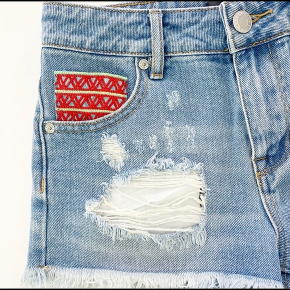 🎂Kendall & Kylie Embroidered Back Pocket Shorts - Picture 4 of 7